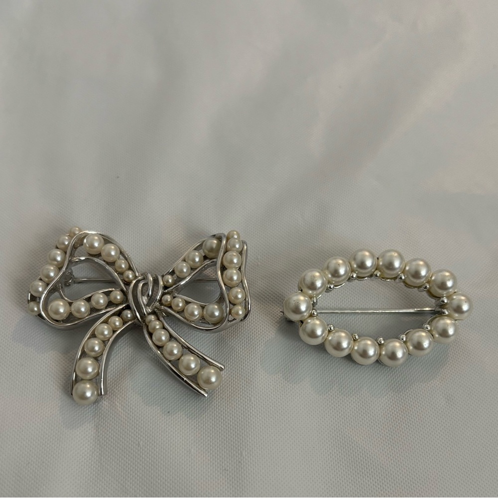 Bow and Oval Brooch Set